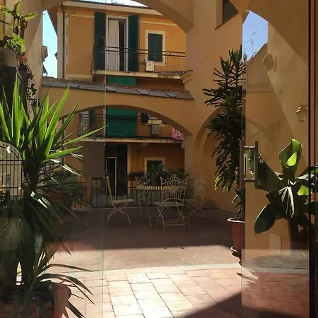 Al Castello Residenza D'epoca 招待所 皮特拉利古